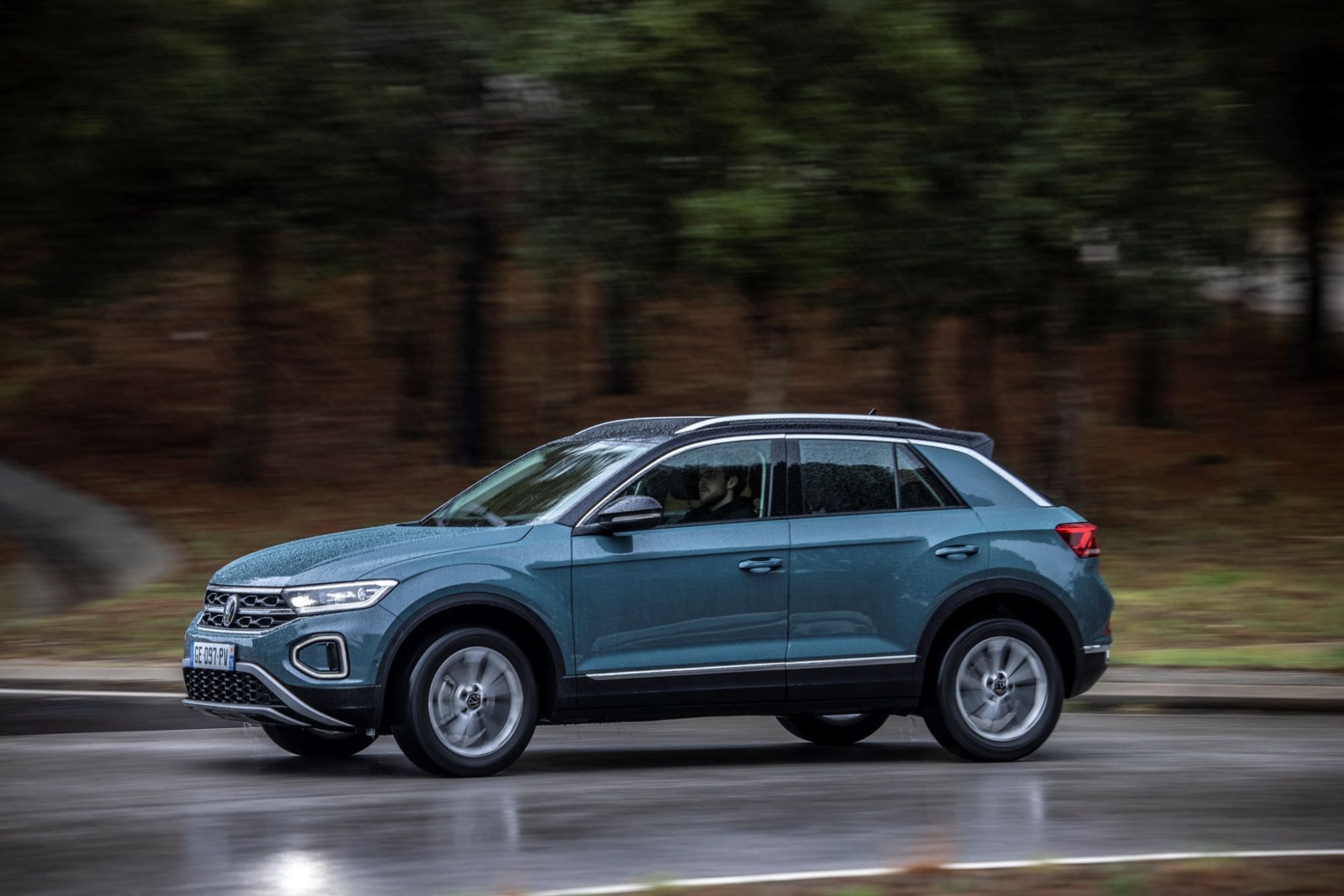 El Volkswagen T-Roc en movimiento, mostrando su diseño dinámico.