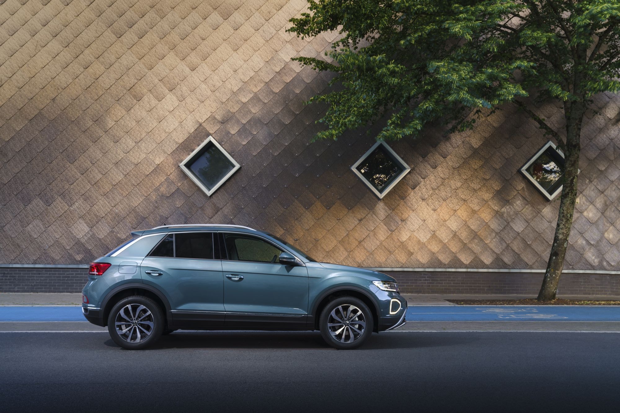 Frontal del Volkswagen T-Roc, mostrando su diseño poderoso y audaz.