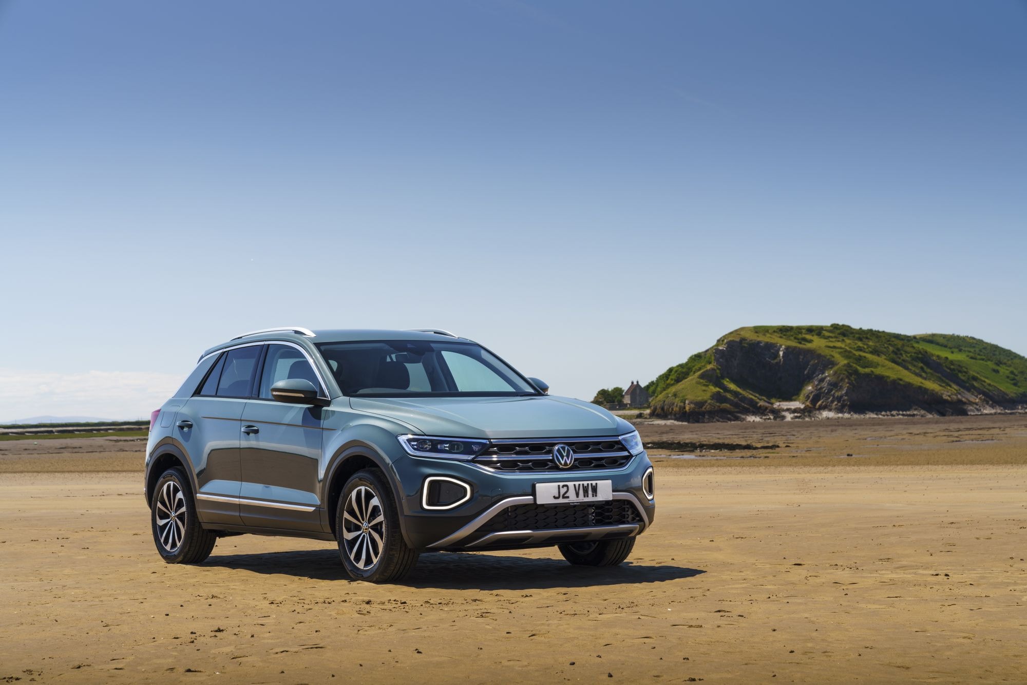 Vista lateral del T-Roc rojo, ideal para un estilo urbano y elegante.
