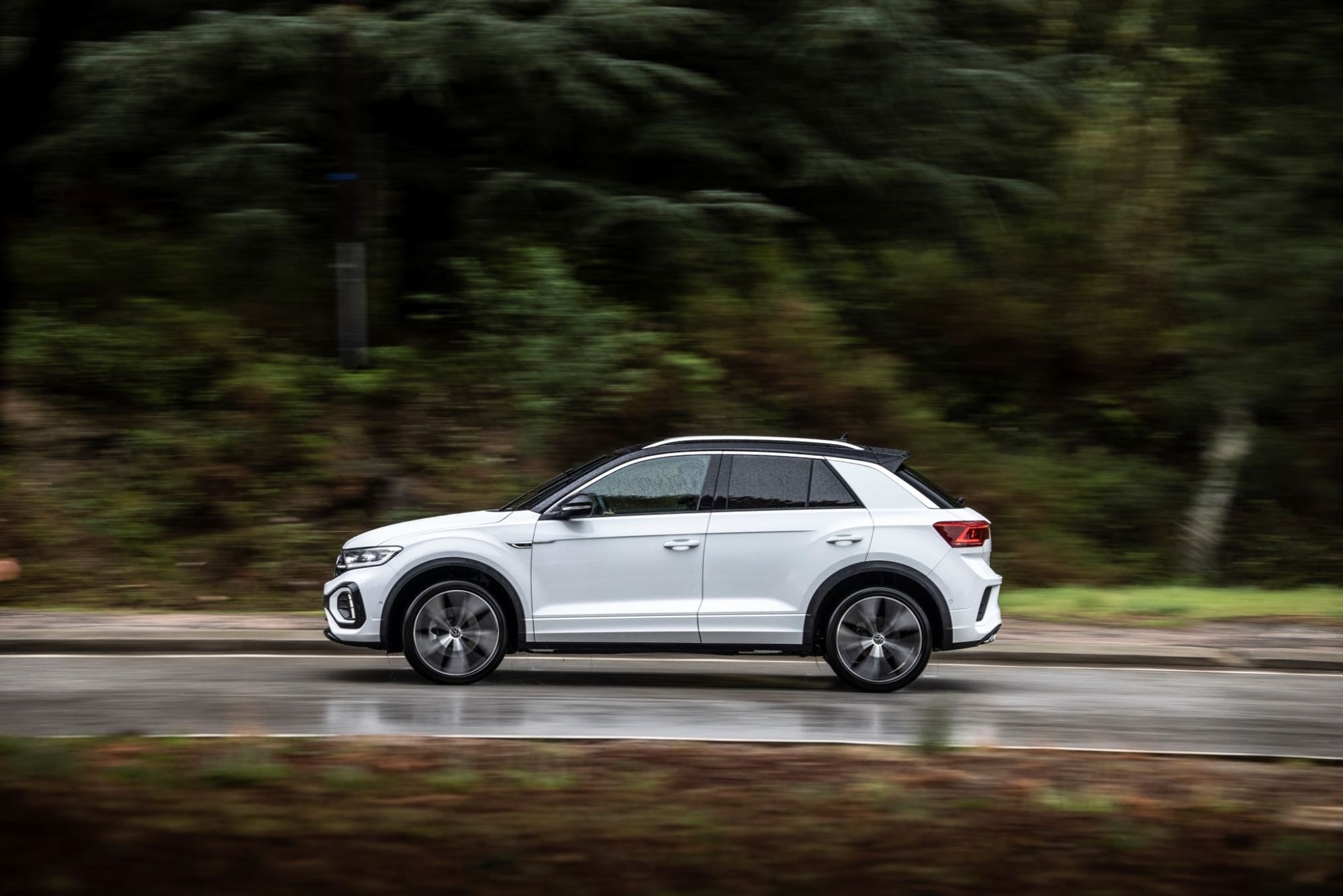 Volkswagen T-Roc en movimiento, mostrando su agilidad y diseño dinámico.