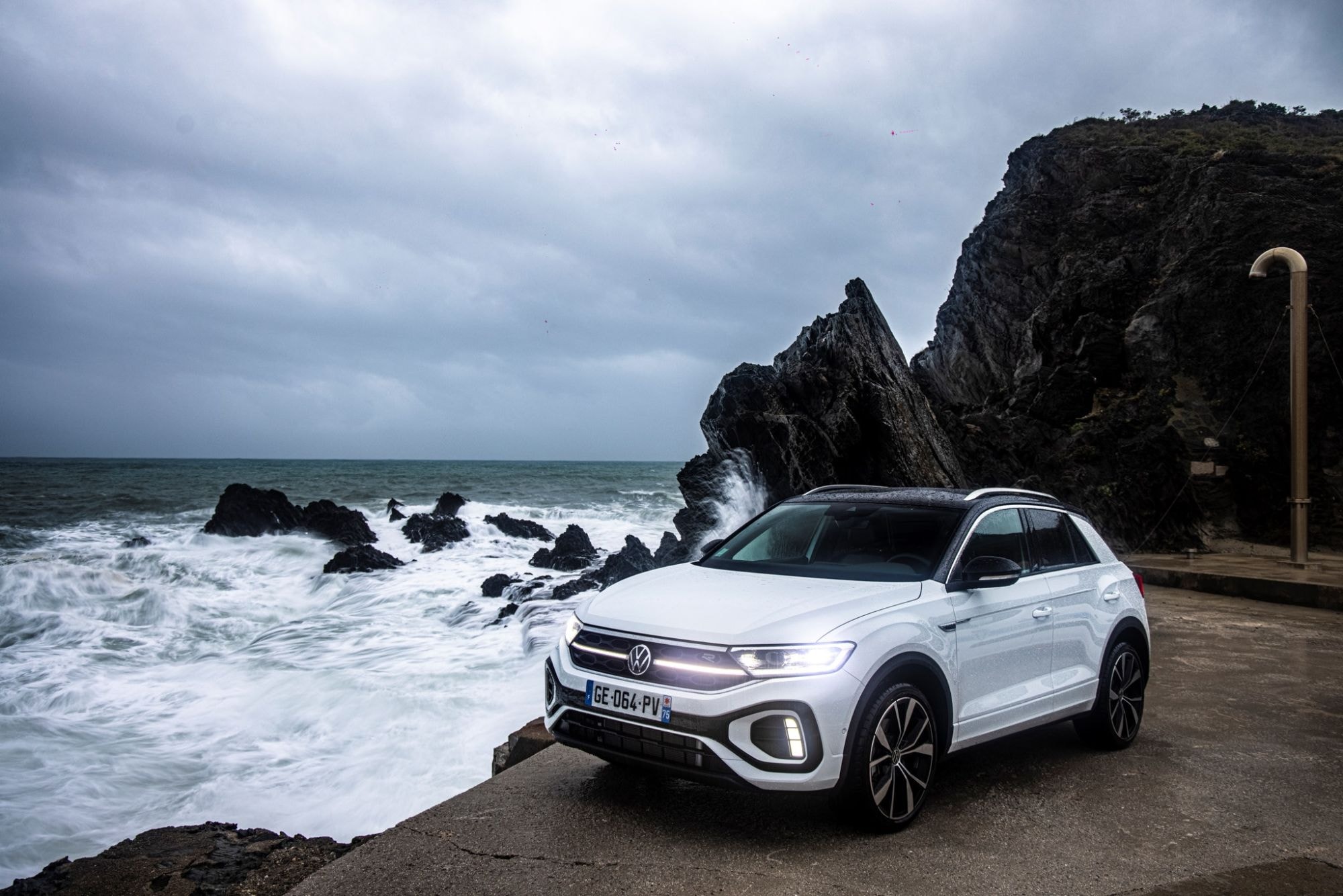 Volkswagen T-Roc estacionado en una calle, evidenciando su estilo deportivo.