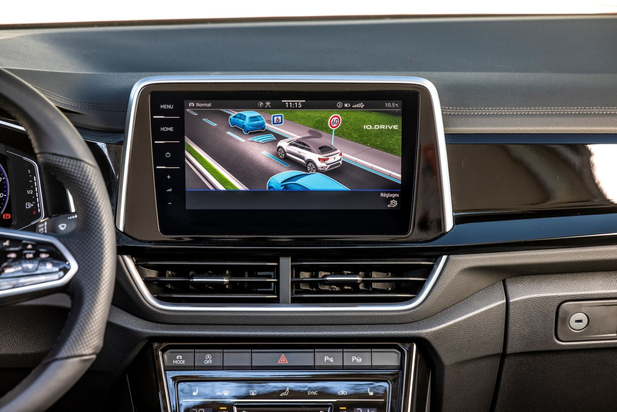 Vista lateral del Volkswagen T-Roc en un entorno urbano, destacando su diseño robusto.