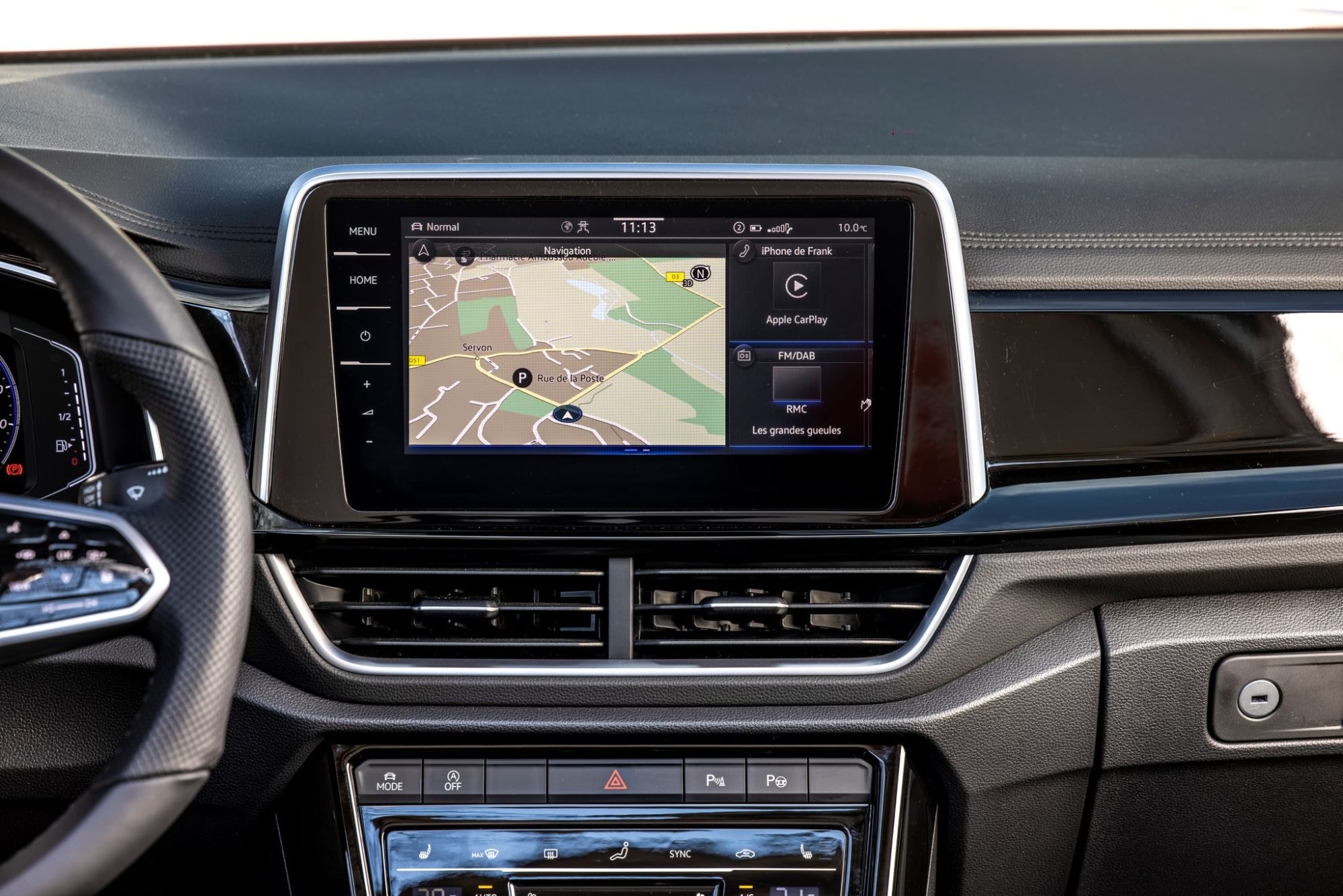 Pantalla multimedia con vista de la cámara de 360 grados, destacando la tecnología avanzada.