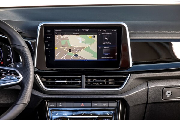 Pantalla multimedia con vista de la cámara de 360 grados, destacando la tecnología avanzada. Pantalla multimedia con vista de la cámara de 360 grados, destacando la tecnología avanzada.