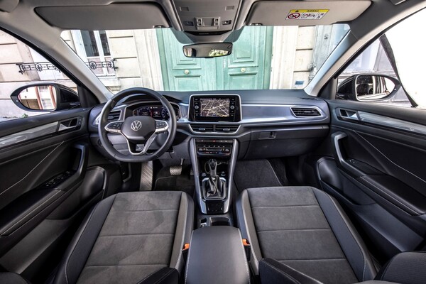 Pantalla del sistema de navegación del T-Roc, mostrando una interfaz amigable. Pantalla del sistema de navegación del T-Roc, mostrando una interfaz amigable.