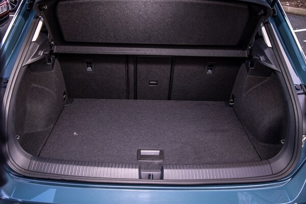 Pantalla de instrumentos del T-Roc mostrando información esencial y moderna. Pantalla de instrumentos del T-Roc mostrando información esencial y moderna.