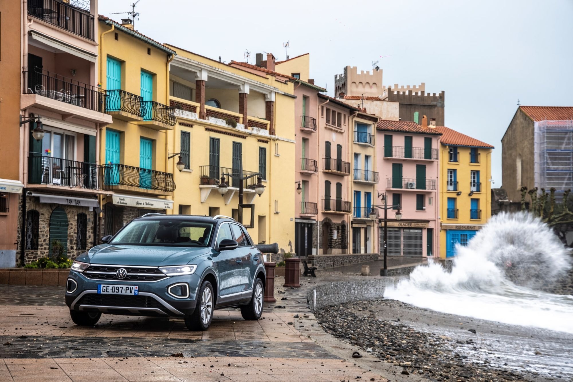 Interior del T-Roc, con asientos confortables y acabados de calidad.
