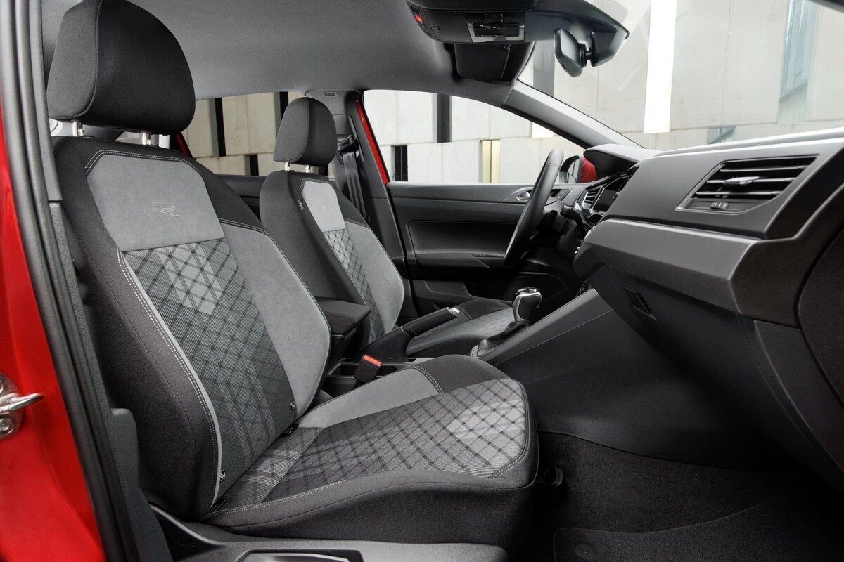 Asientos delanteros con tapicería a cuadros y detalles en gris. Asientos delanteros con tapicería a cuadros y detalles en gris.