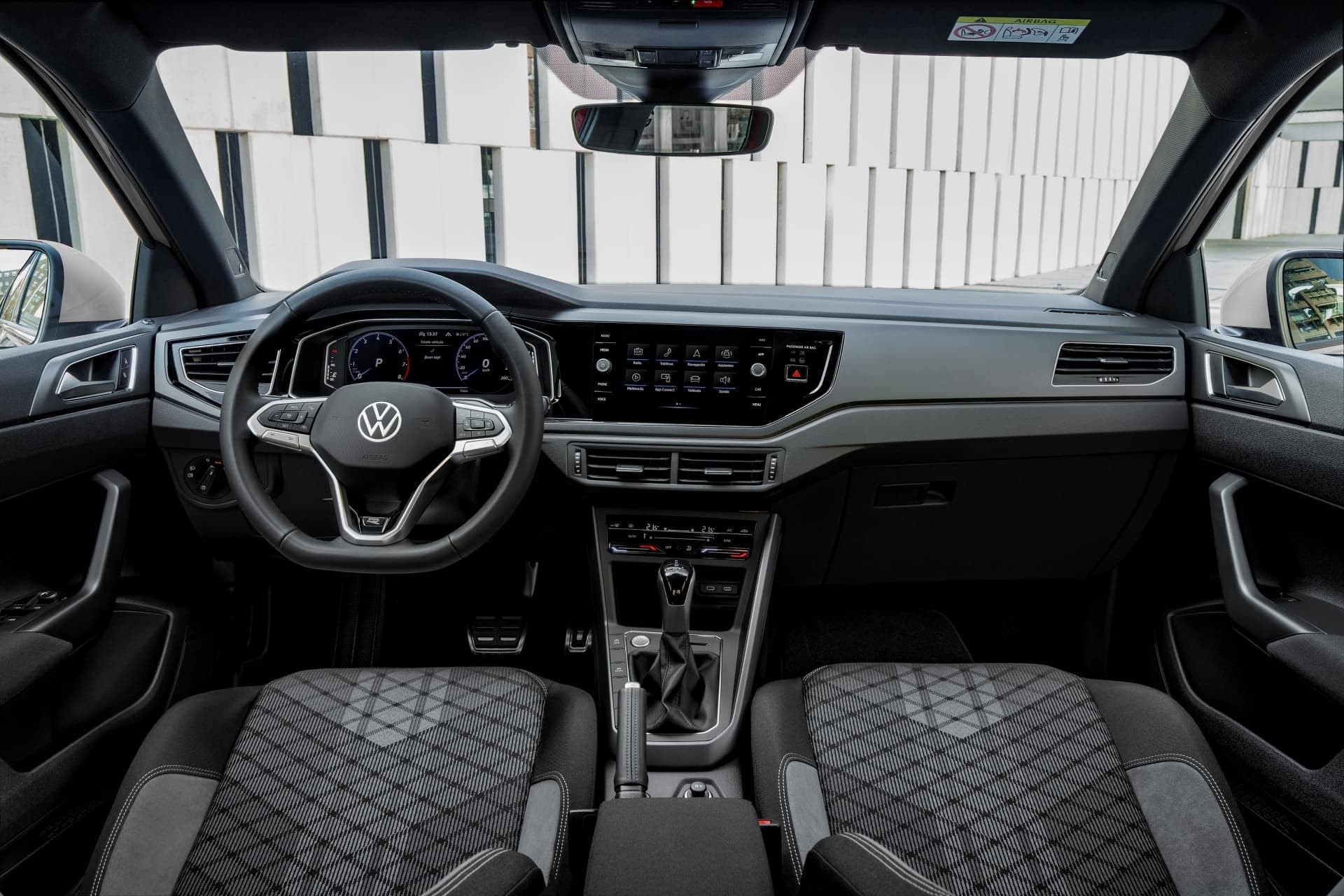 Espacio interior delantero del Volkswagen Taigo con acabados modernos.