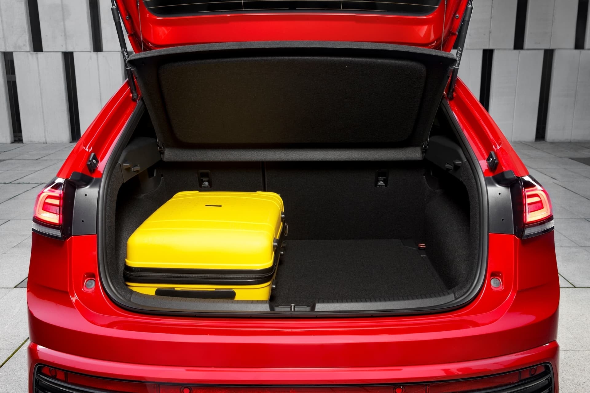 Maleta amarilla demostrando la capacidad del maletero del Taigo.