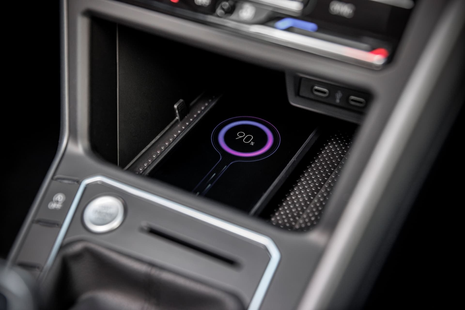 Zona de carga inalámbrica y control climático en consola central del Taigo.