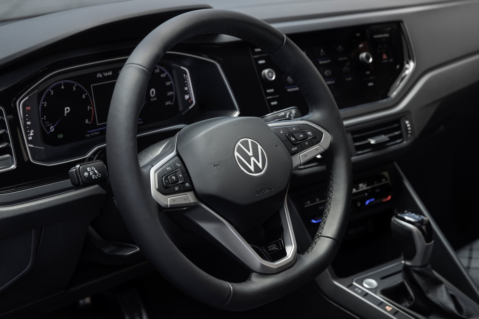 Cockpit del Volkswagen Taigo mostrando volante y panel de instrumentos.