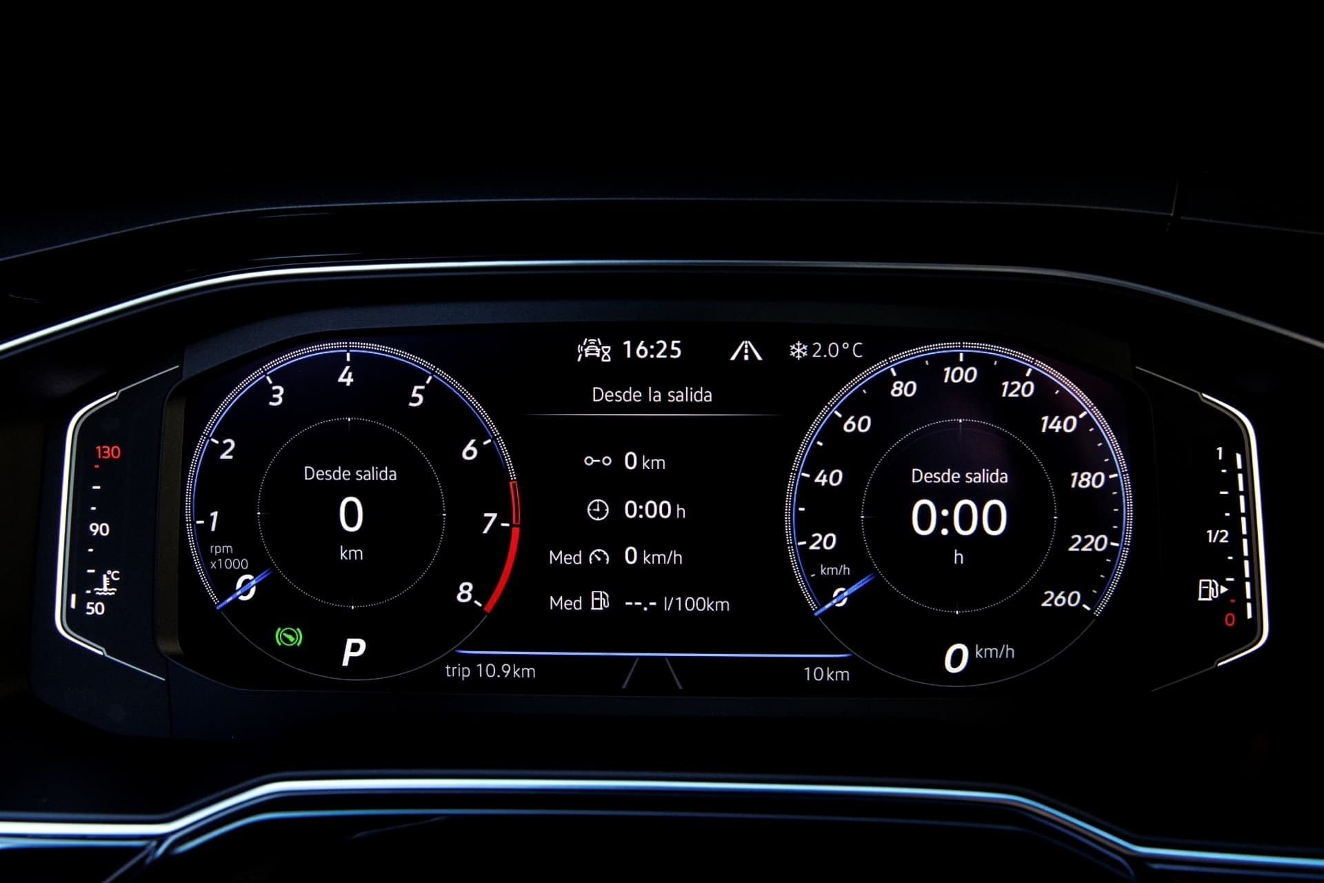 Cuadro de instrumentos digital del Volkswagen Taigo con display encendido.