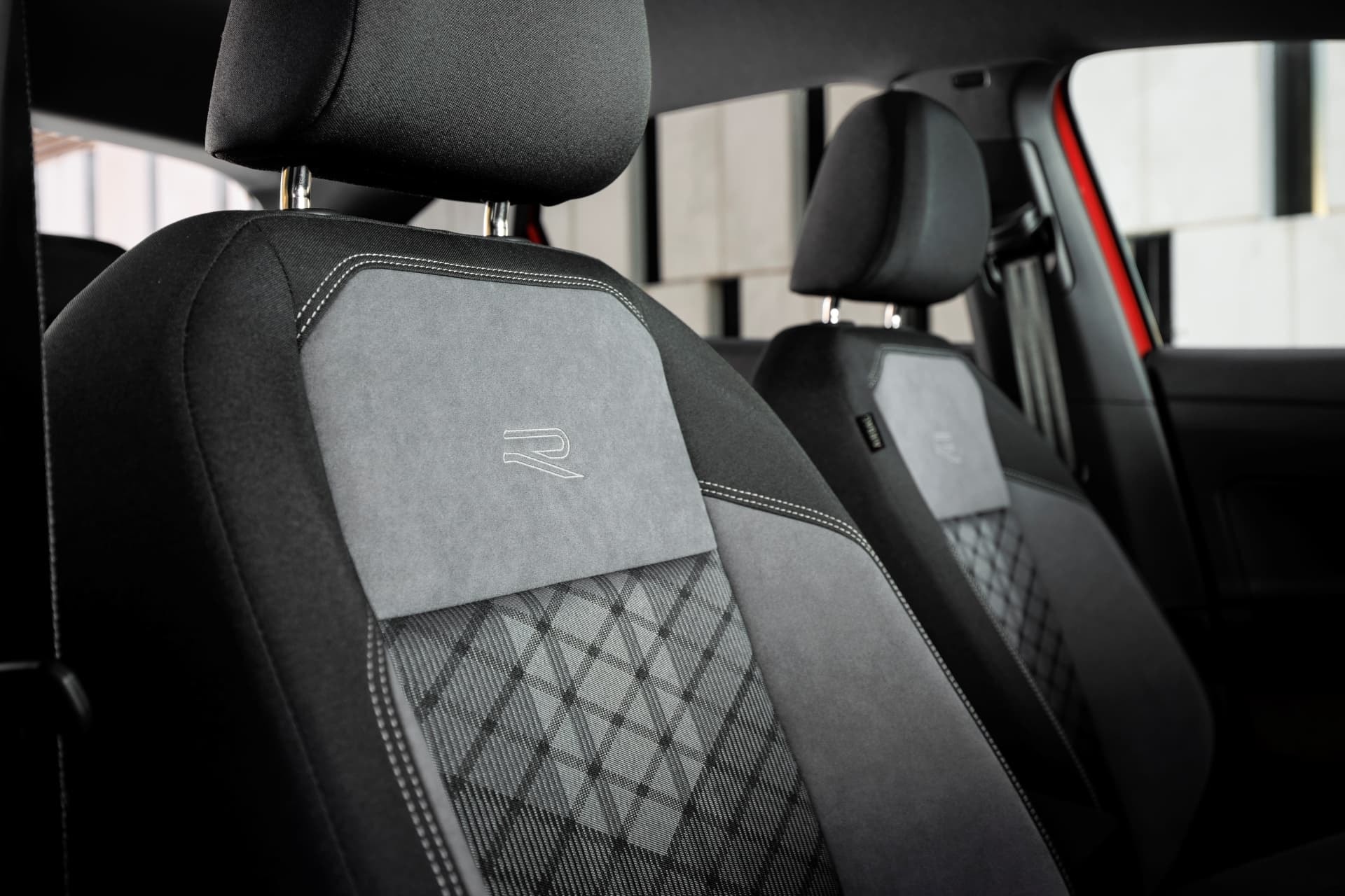 Detalle del bordado y patron de cuadros en el asiento del Taigo.