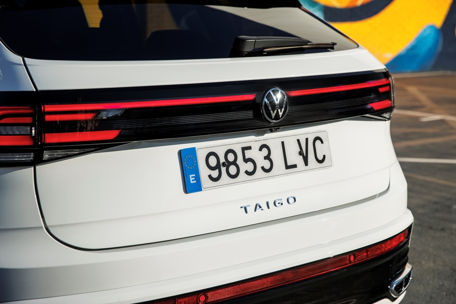 Placa y detalles traseros del Volkswagen Taigo en color blanco