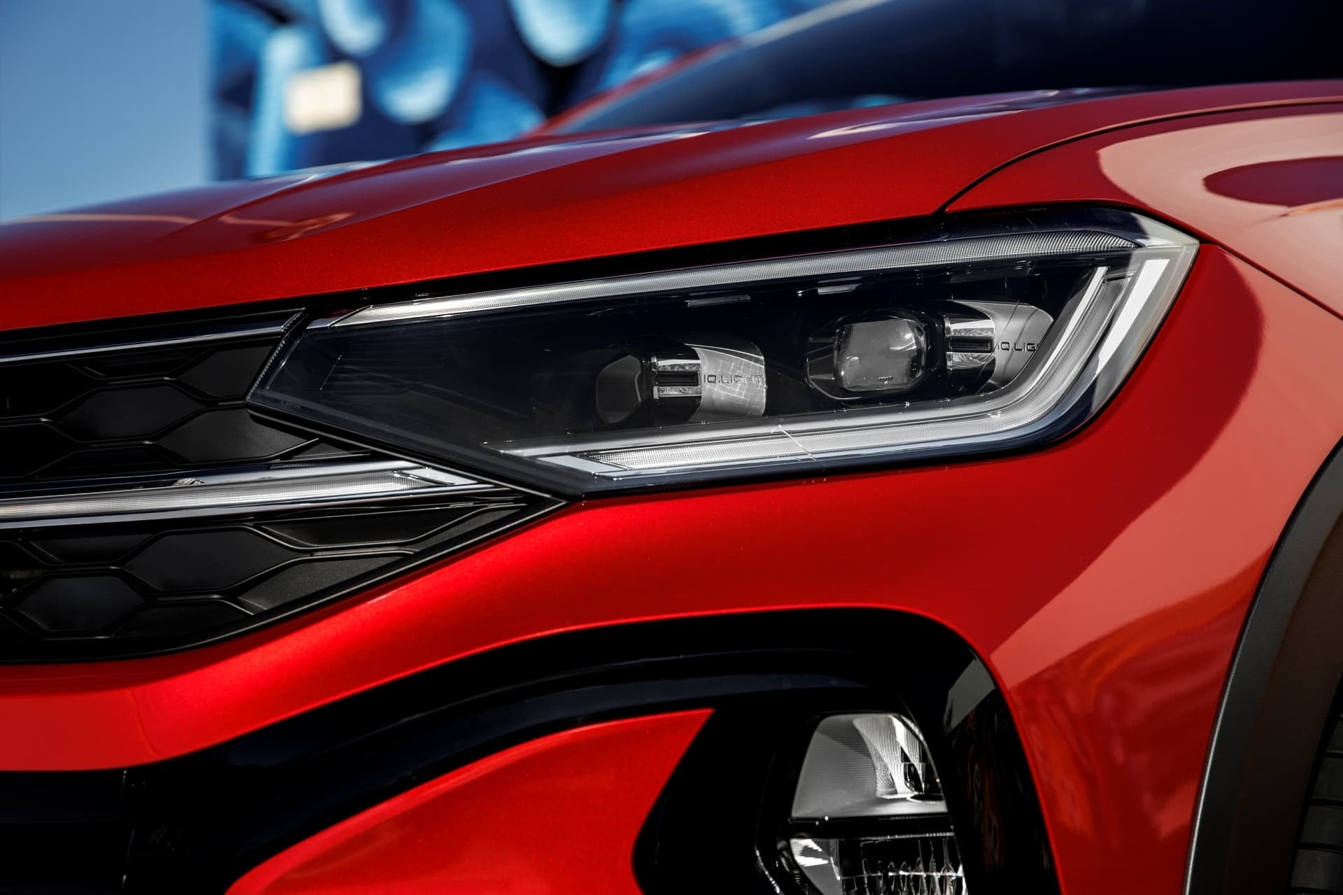 Diseño frontal de los faros IQ.LIGHT del Volkswagen Taigo.