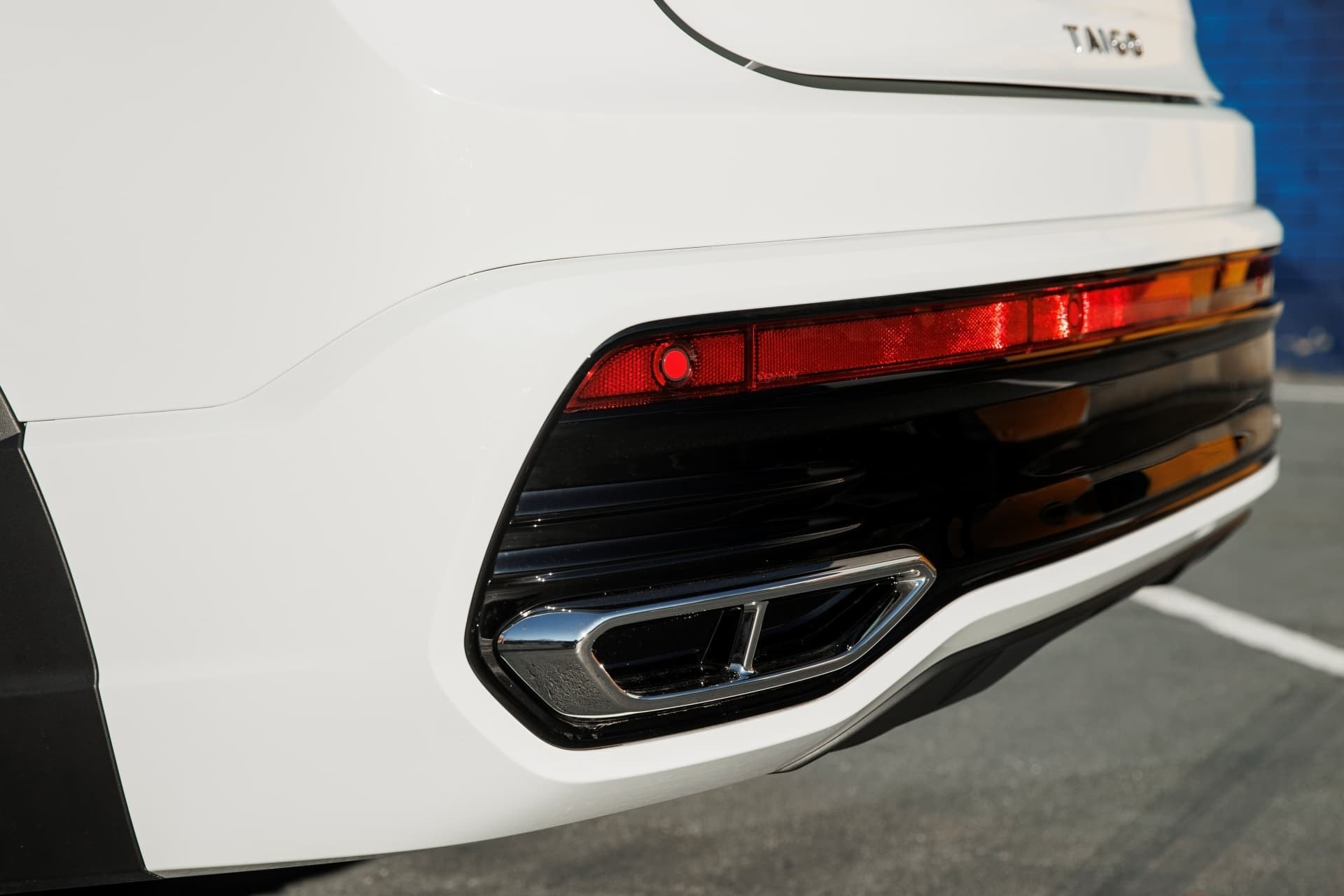 Detalle del escape y diseño trasero del Volkswagen Taigo blanco