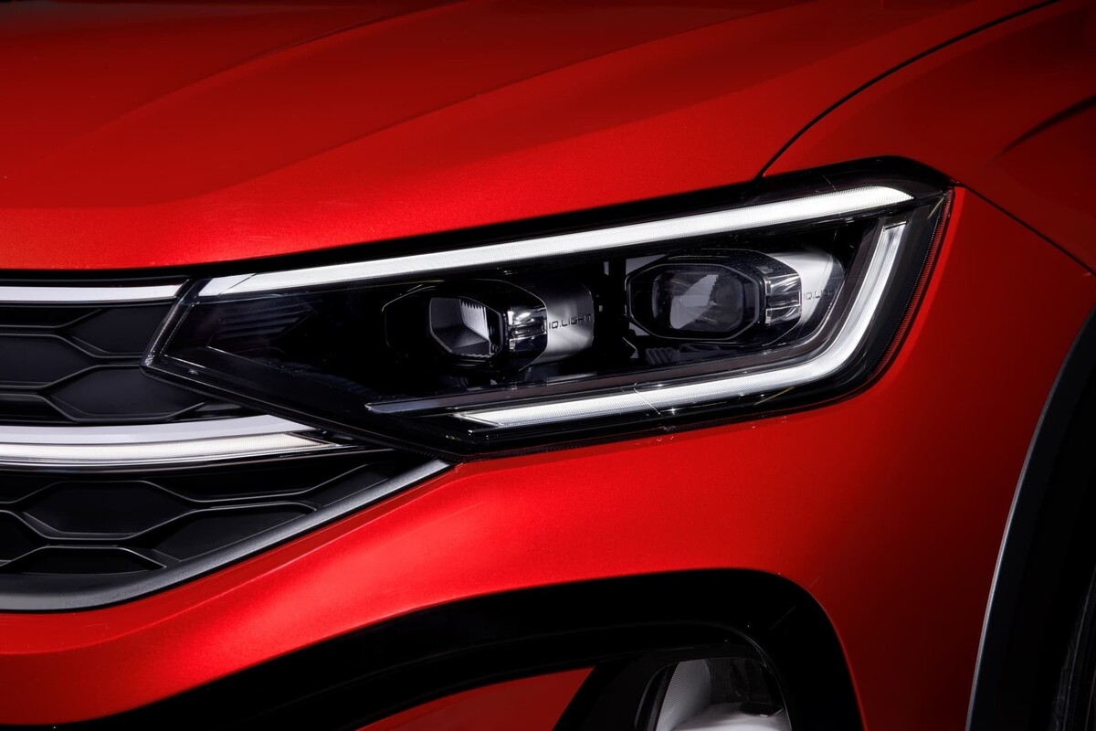 Primer plano del faro delantero del Taigo, destacando su diseño Primer plano del faro delantero del Taigo, destacando su diseño