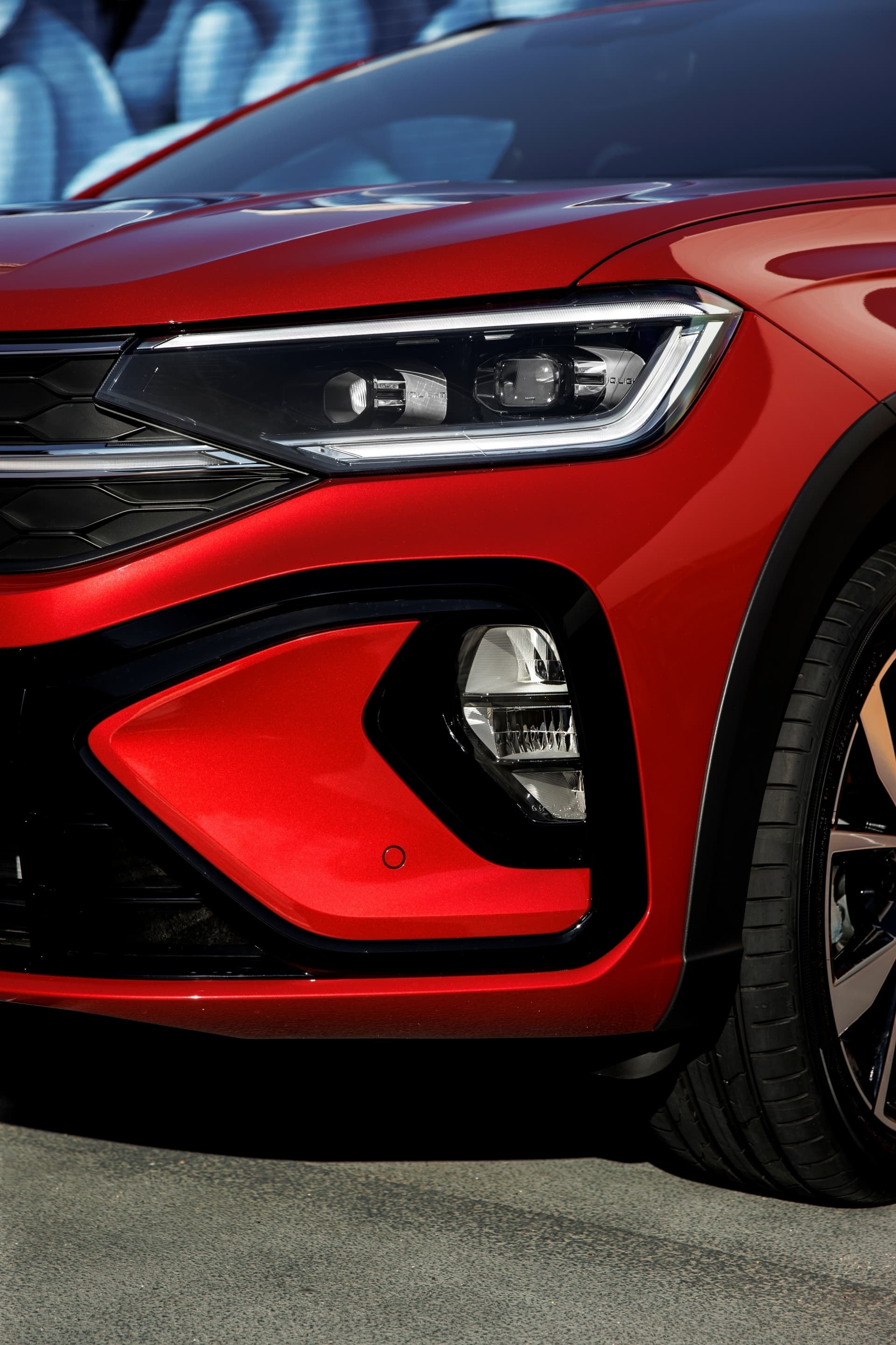 Imagen lateral del faro LED en Volkswagen Taigo color rojo.