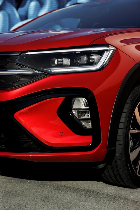 Imagen lateral del faro LED en Volkswagen Taigo color rojo. Imagen lateral del faro LED en Volkswagen Taigo color rojo.