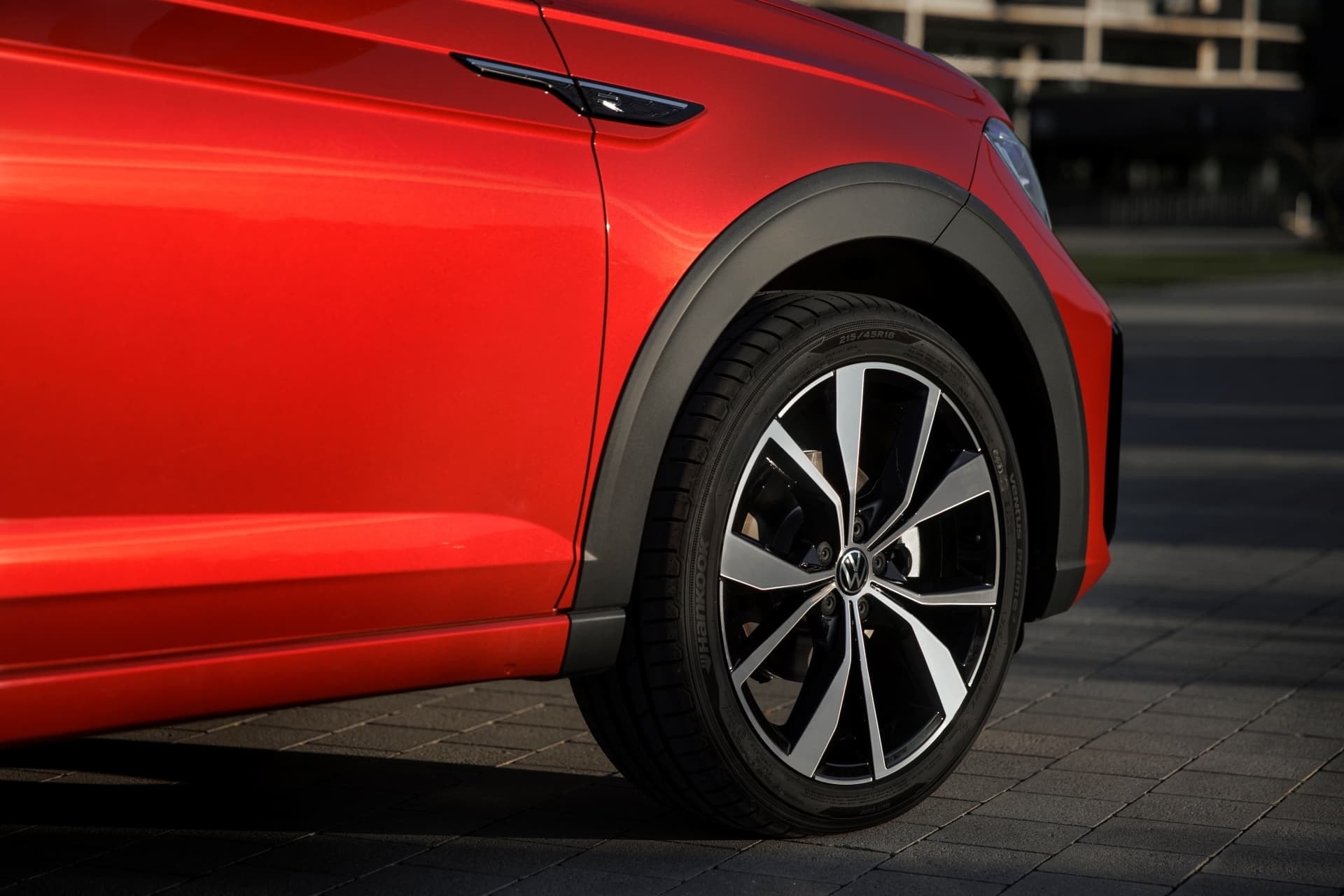 Detalle de la llanta de aleación del Volkswagen Taigo rojo.