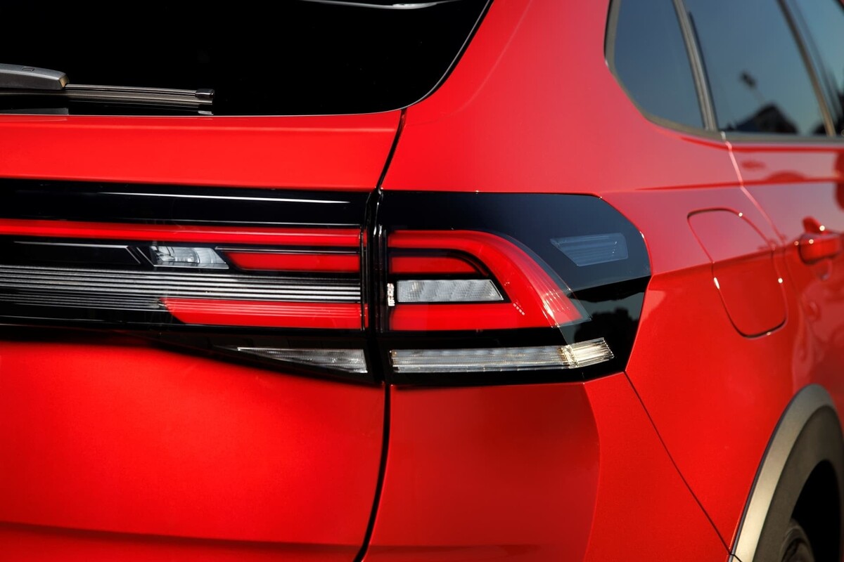 Vista trasera detallada de las luces LED del Volkswagen Taigo. Vista trasera detallada de las luces LED del Volkswagen Taigo.