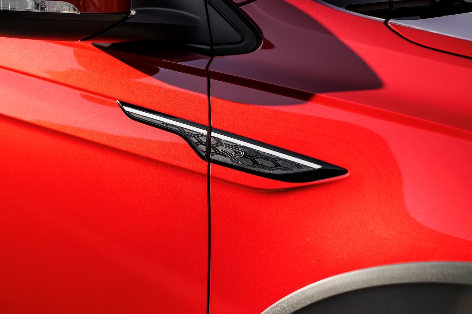 Imagen de la luz intermitente lateral en Volkswagen Taigo rojo.