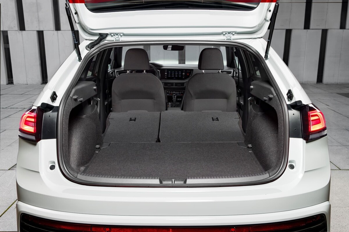 Espacio del maletero con asientos traseros plegados, ampliando la capacidad. Espacio del maletero con asientos traseros plegados, ampliando la capacidad.