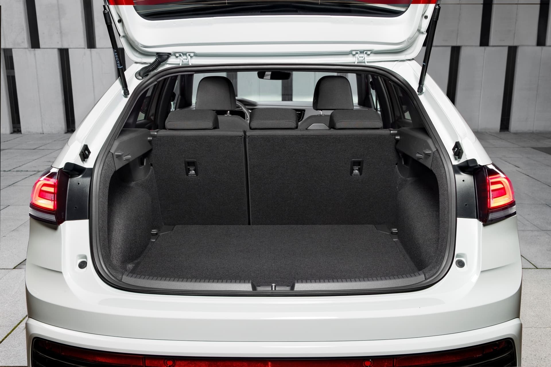 Vista del maletero espacioso del Taigo con asientos traseros abatidos.