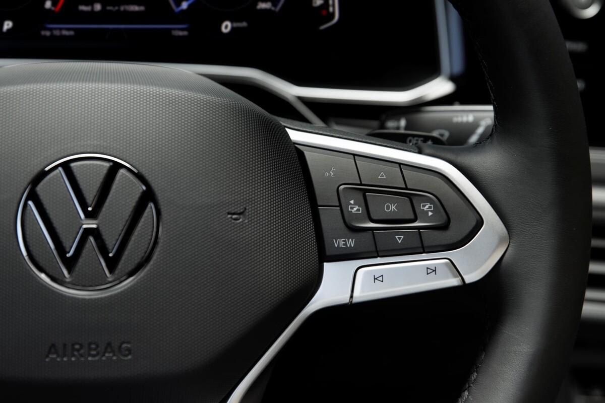 Detalle de mandos en el volante para controlar el sistema de infotenimiento. Detalle de mandos en el volante para controlar el sistema de infotenimiento.