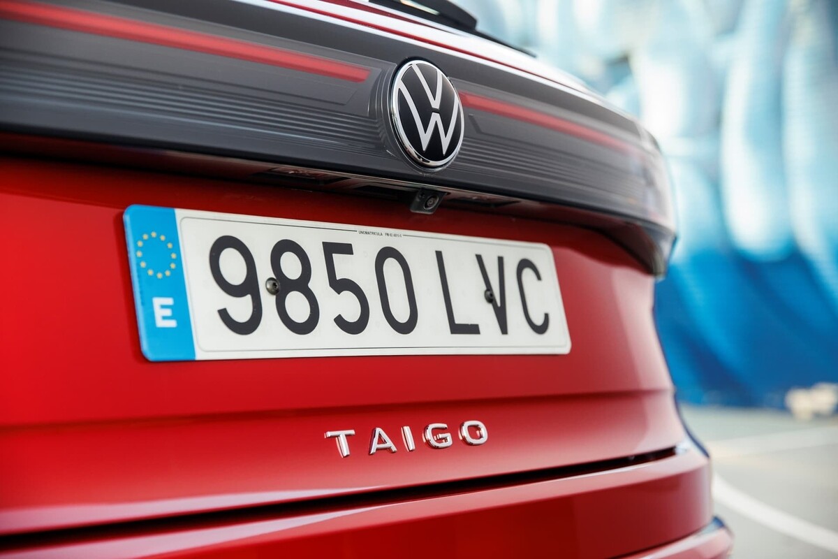Placa trasera con el emblema de Volkswagen sobre el Taigo Placa trasera con el emblema de Volkswagen sobre el Taigo