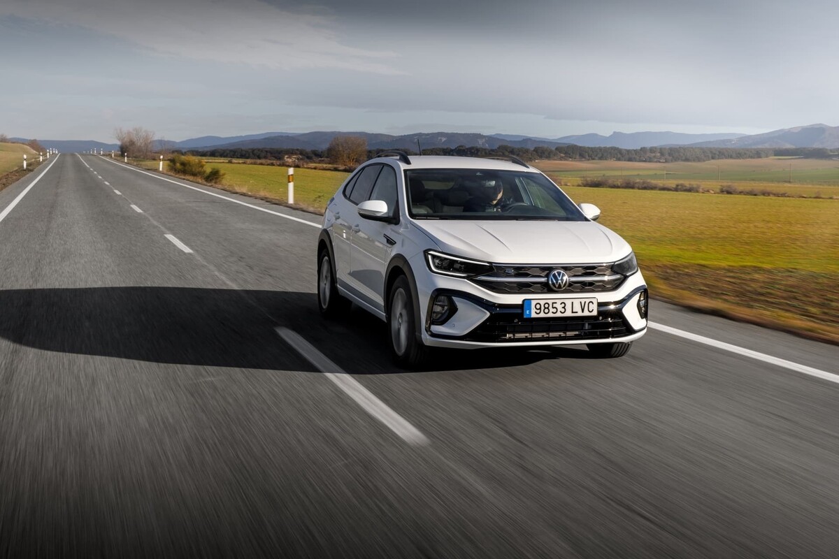 Nuevo Volkswagen Taigo en color gris, destacando su diseño lateral y frontal. Nuevo Volkswagen Taigo en color gris, destacando su diseño lateral y frontal.