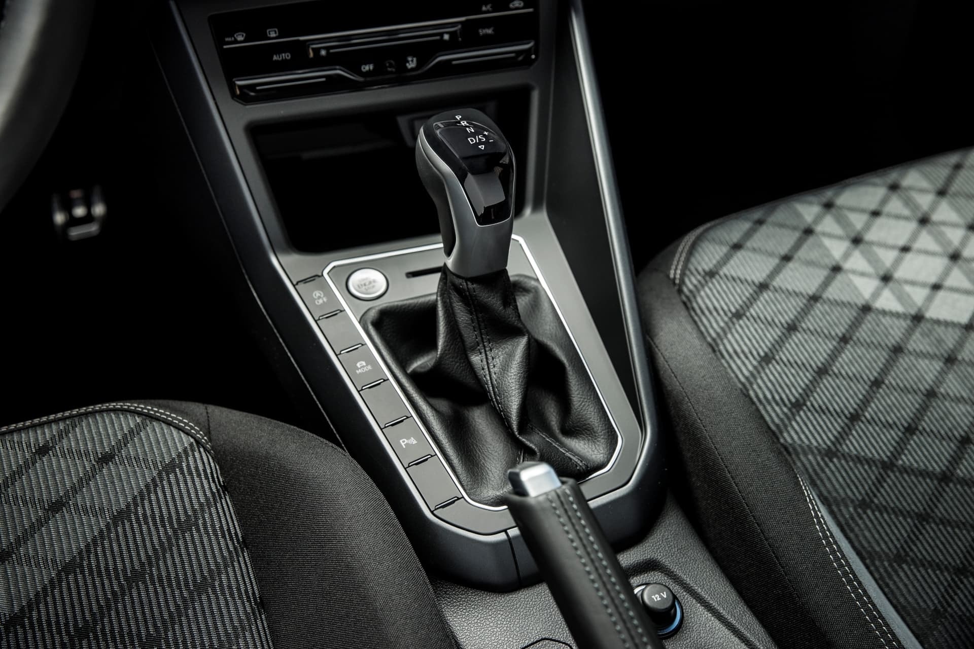 Palanca de cambios manual en cabina del Volkswagen Taigo.