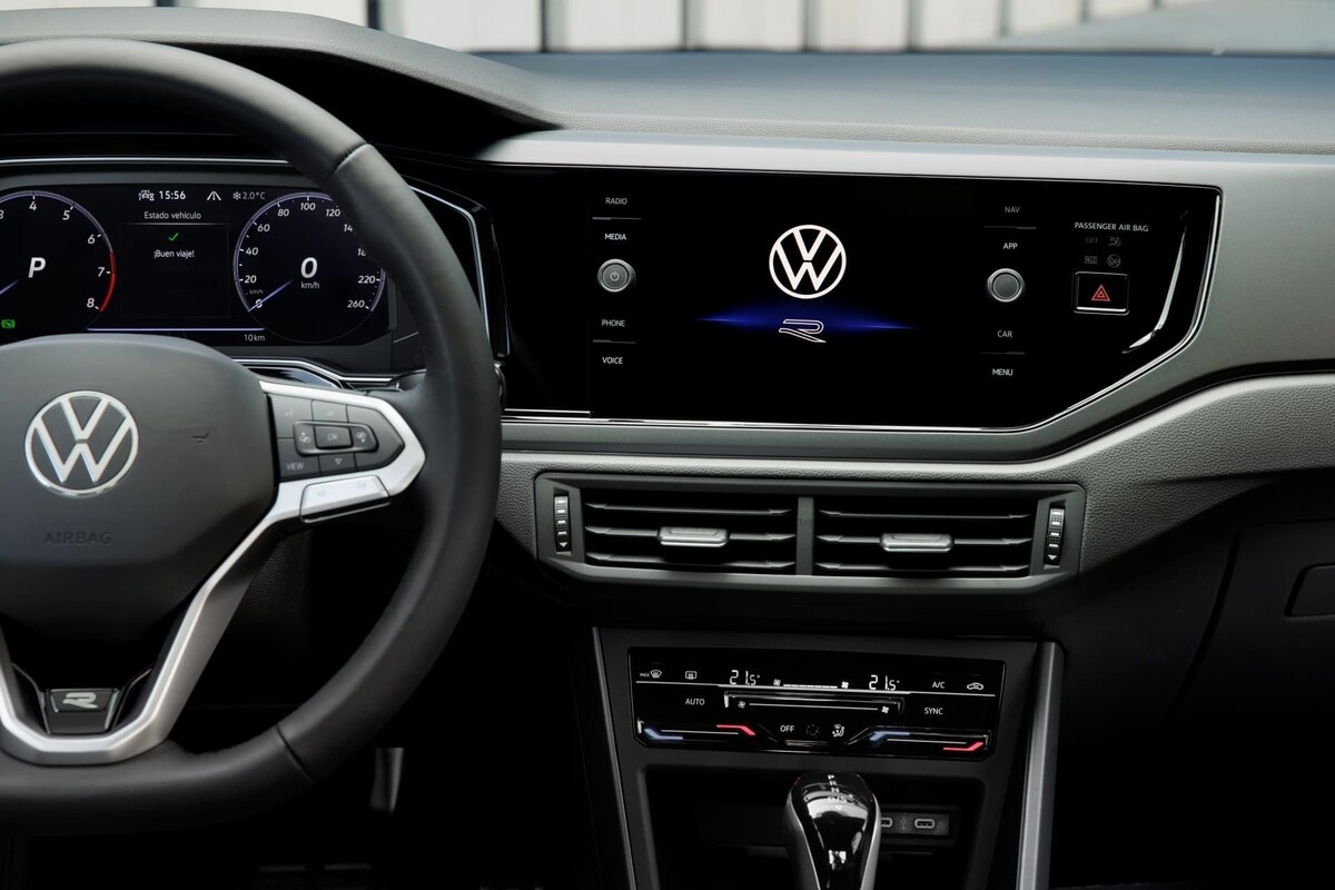 Pantalla de infotainment con el sistema de navegación activado. Pantalla de infotainment con el sistema de navegación activado.