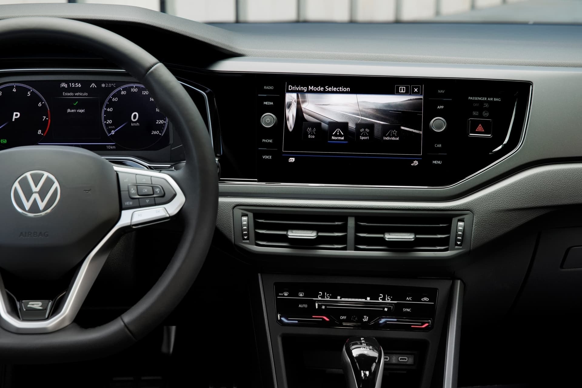 Sistema de entretenimiento táctil destacando opciones multimedia.