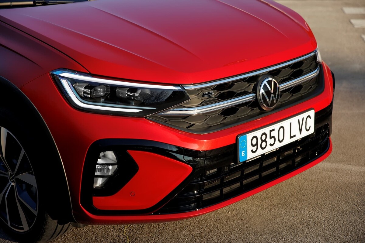 Vista de la parrilla frontal del Volkswagen Taigo con matrícula Vista de la parrilla frontal del Volkswagen Taigo con matrícula