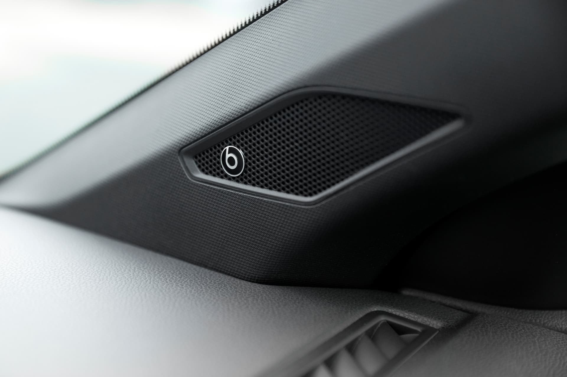 Detalle del sistema de sonido premium, con logo de Beats.