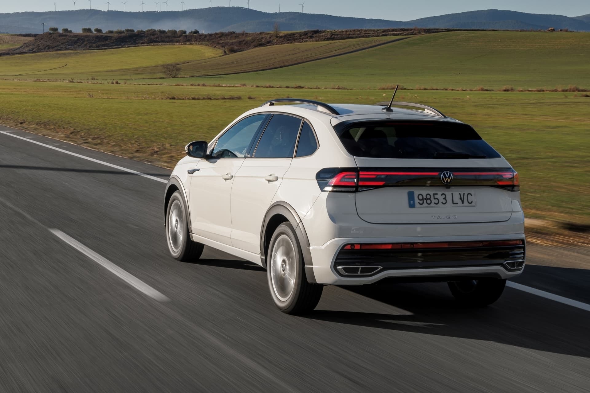 Perfil del Volkswagen Taigo en blanco mostrando líneas laterales y diseño trasero.