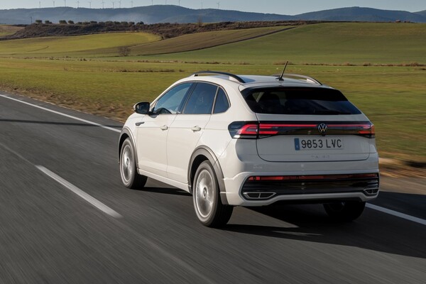 Perfil del Volkswagen Taigo en blanco mostrando líneas laterales y diseño trasero. Perfil del Volkswagen Taigo en blanco mostrando líneas laterales y diseño trasero.