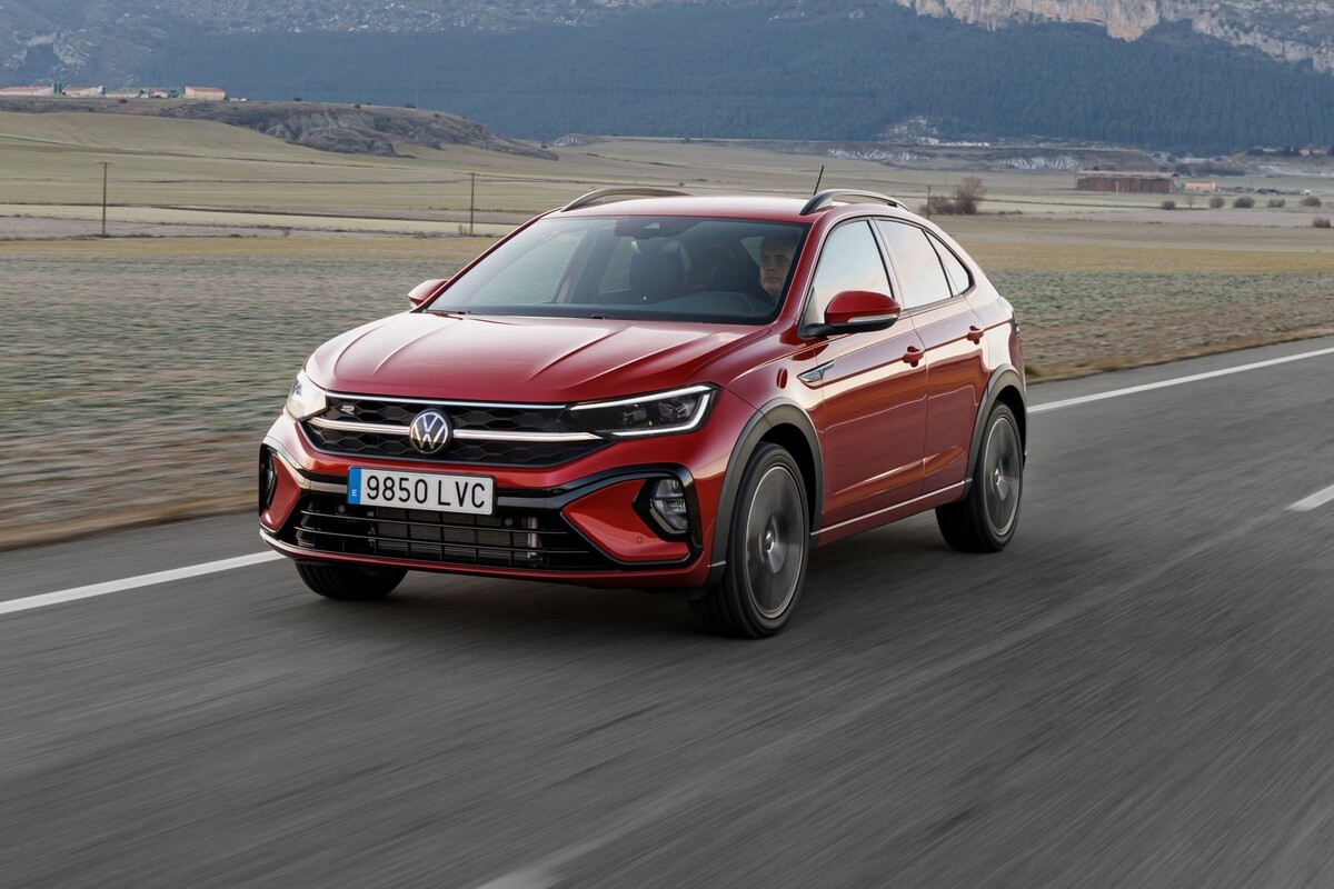 Perfil del Volkswagen Taigo en movimiento sobre carretera. Perfil del Volkswagen Taigo en movimiento sobre carretera.