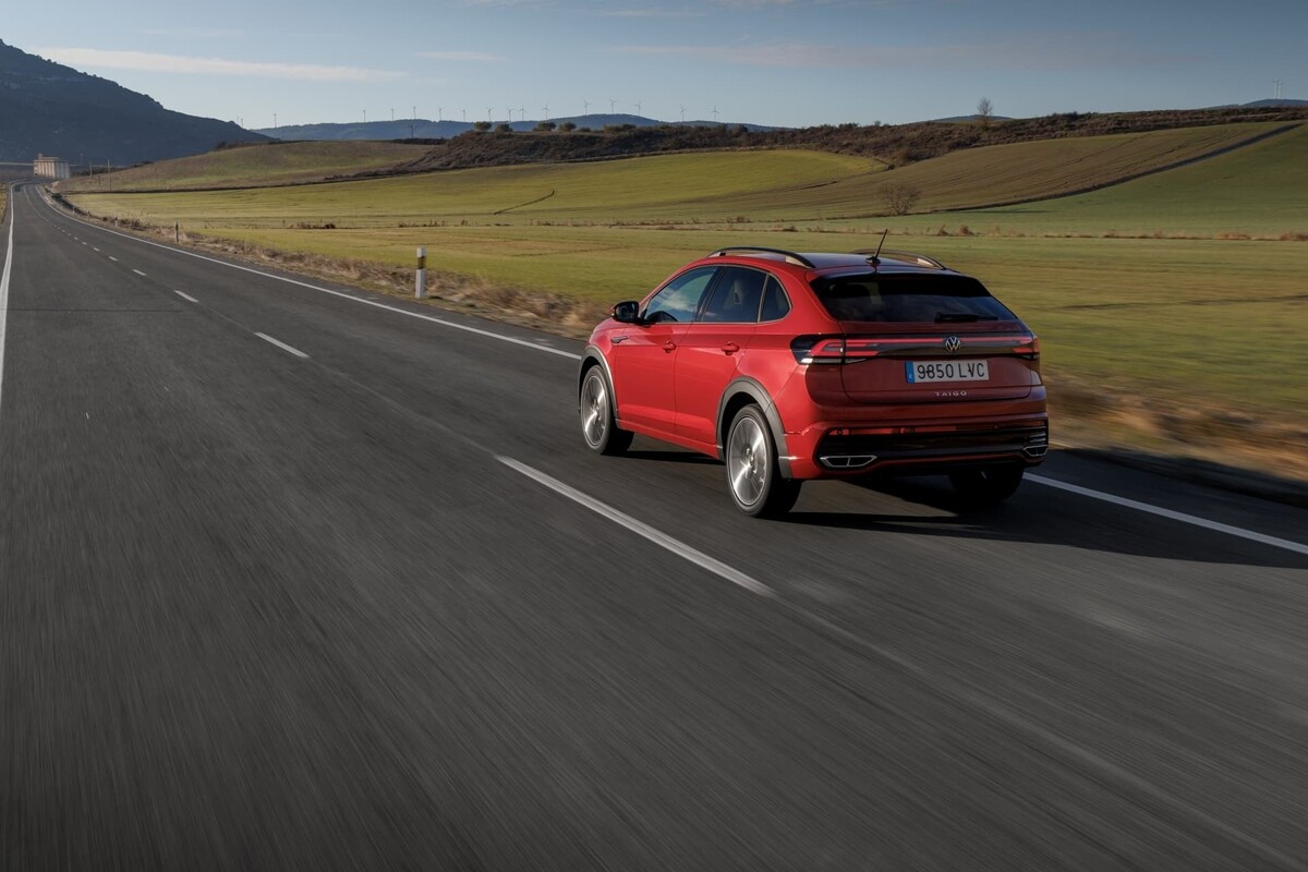 Perfil lateral y posterior del Taigo rojo en ruta, diseño robusto. Perfil lateral y posterior del Taigo rojo en ruta, diseño robusto.