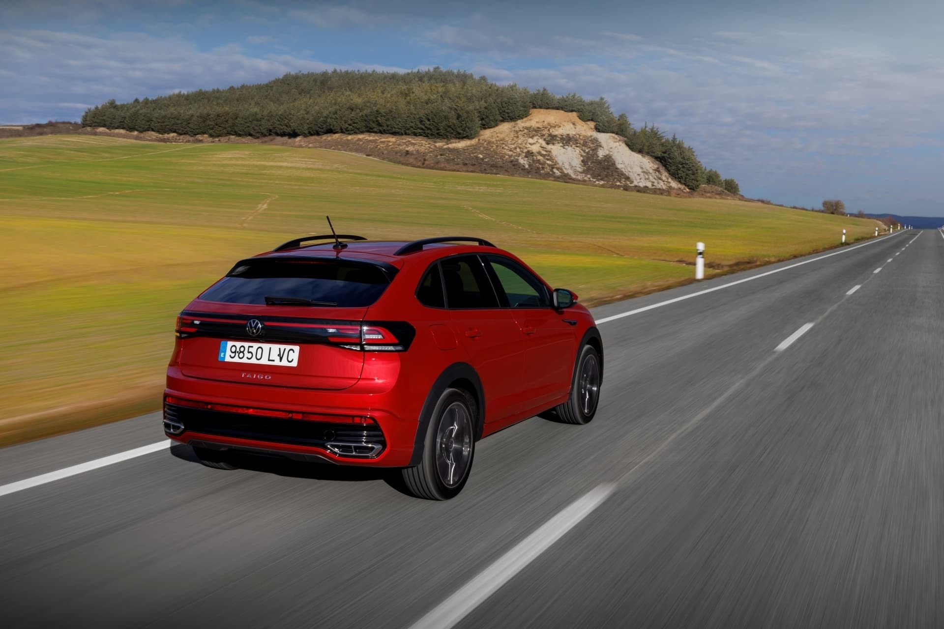 Ángulo trasero del Volkswagen Taigo en rojo, mostrando su diseño y luces traseras.