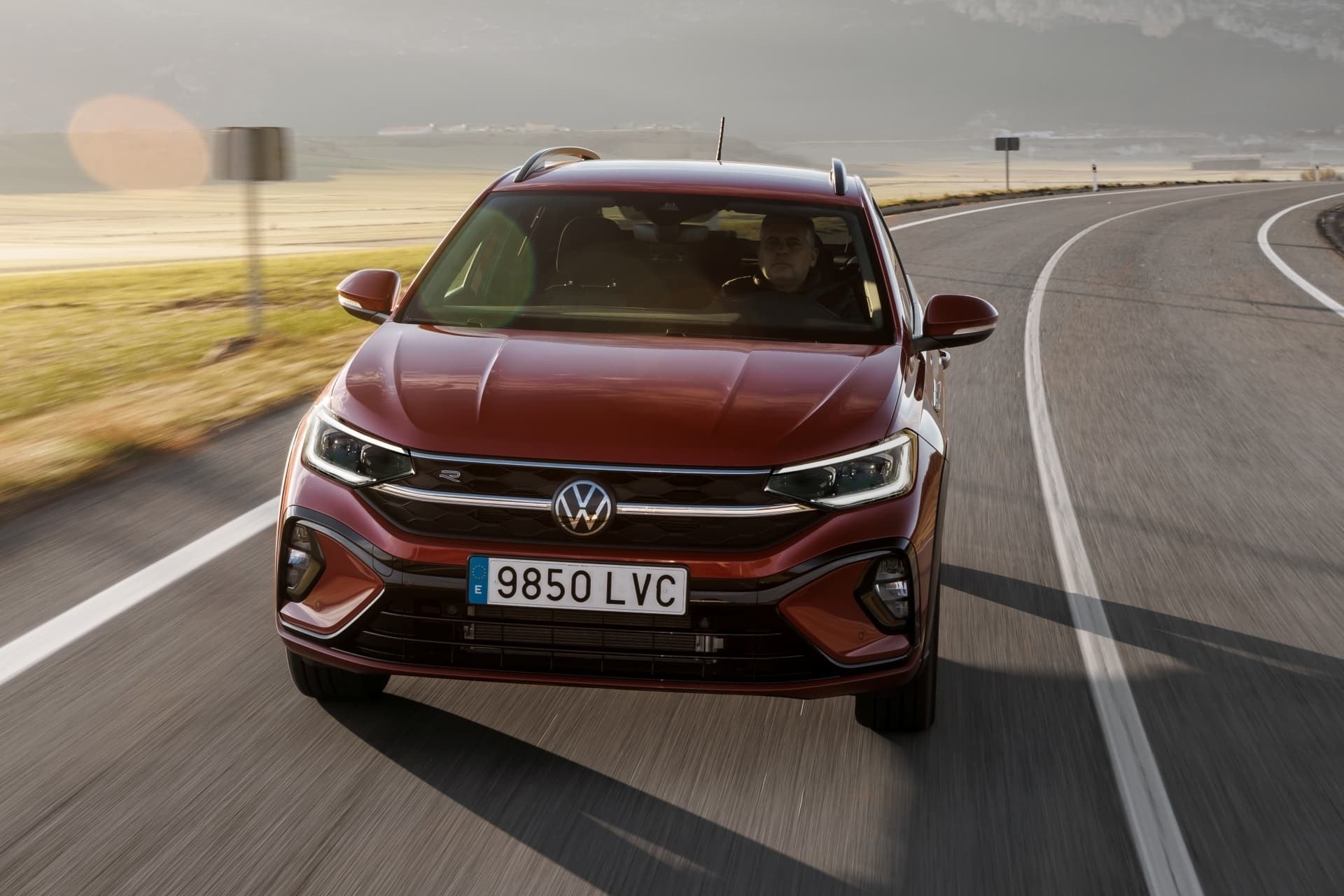 Vista frontal del Volkswagen Taigo destacando su diseño dinámico.