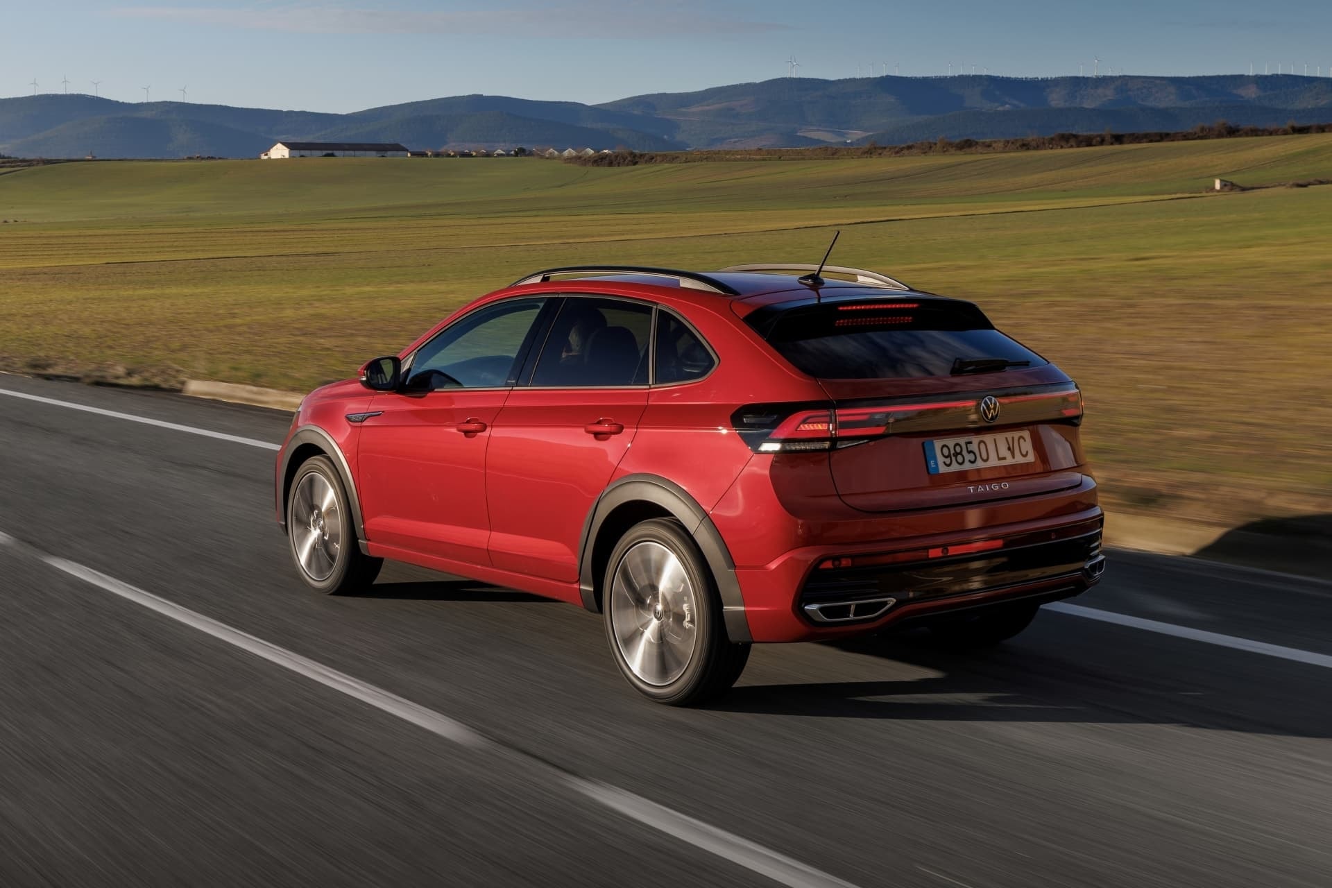 Vista trasera del Volkswagen Taigo en carretera, resaltando su diseño.