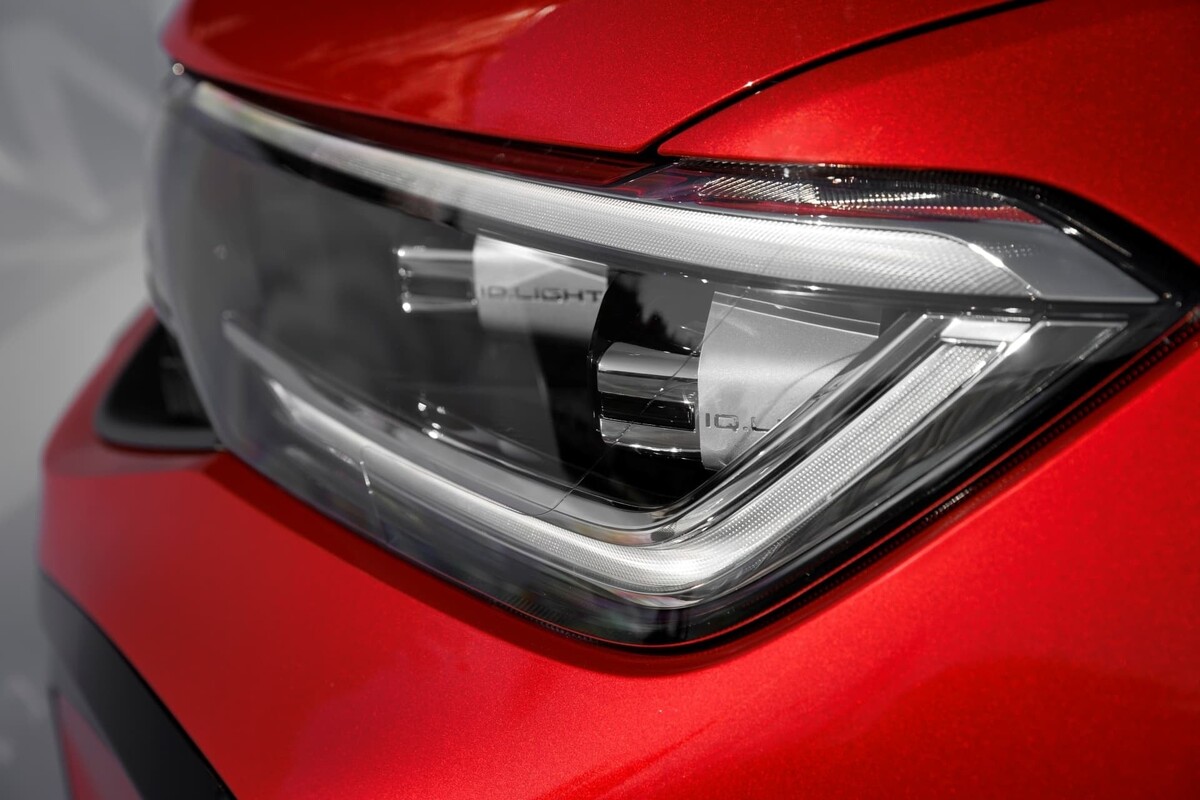 Foco en la tecnología IQ.LIGHT del Volkswagen Taigo rojo. Foco en la tecnología IQ.LIGHT del Volkswagen Taigo rojo.