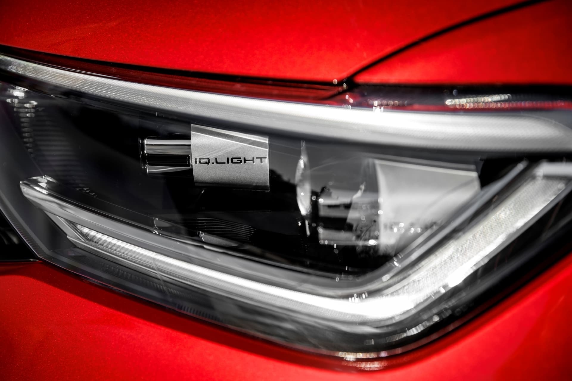 Primer plano de la tecnología IQ.LIGHT del faro.