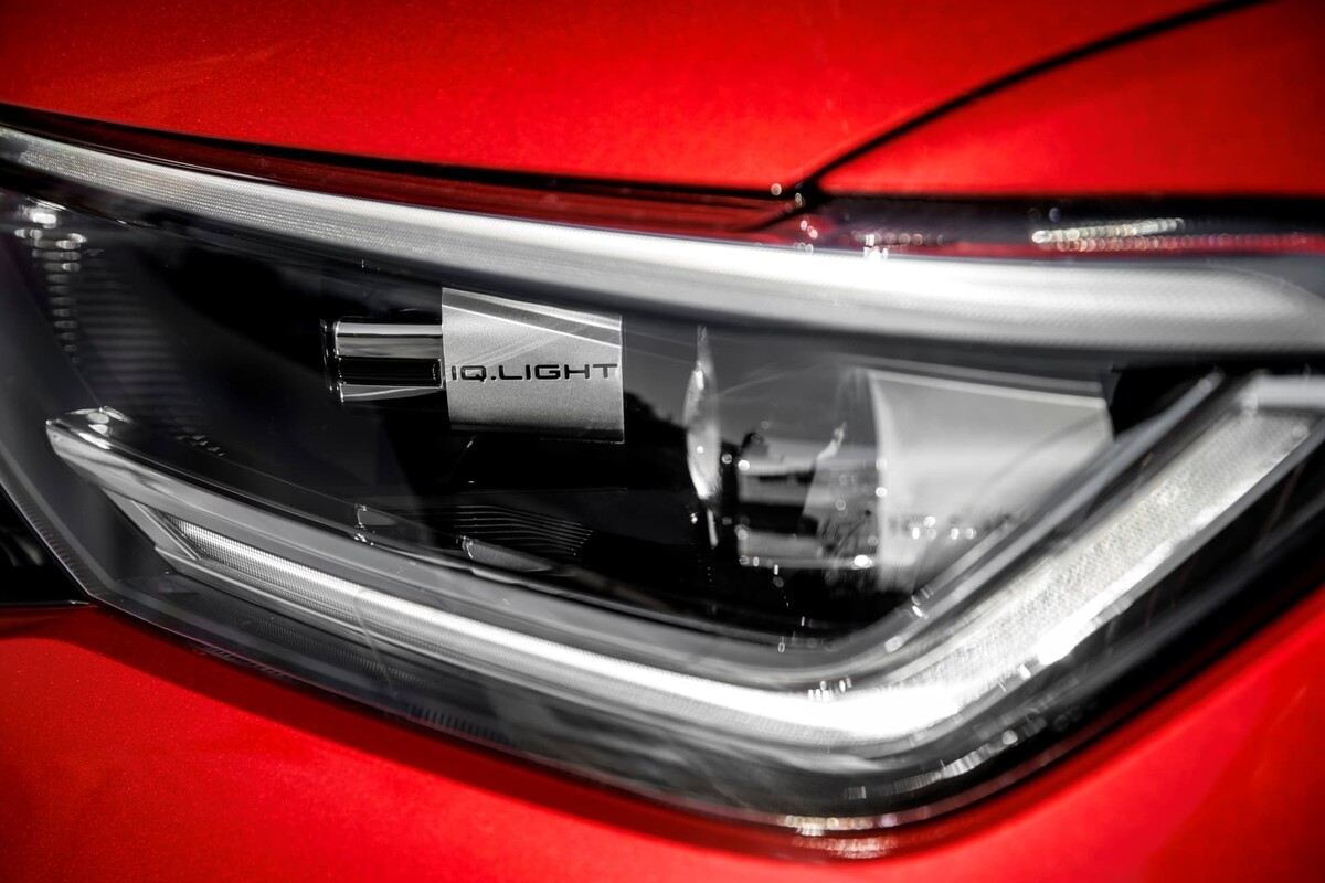 Primer plano de la tecnología IQ.LIGHT del faro. Primer plano de la tecnología IQ.LIGHT del faro.