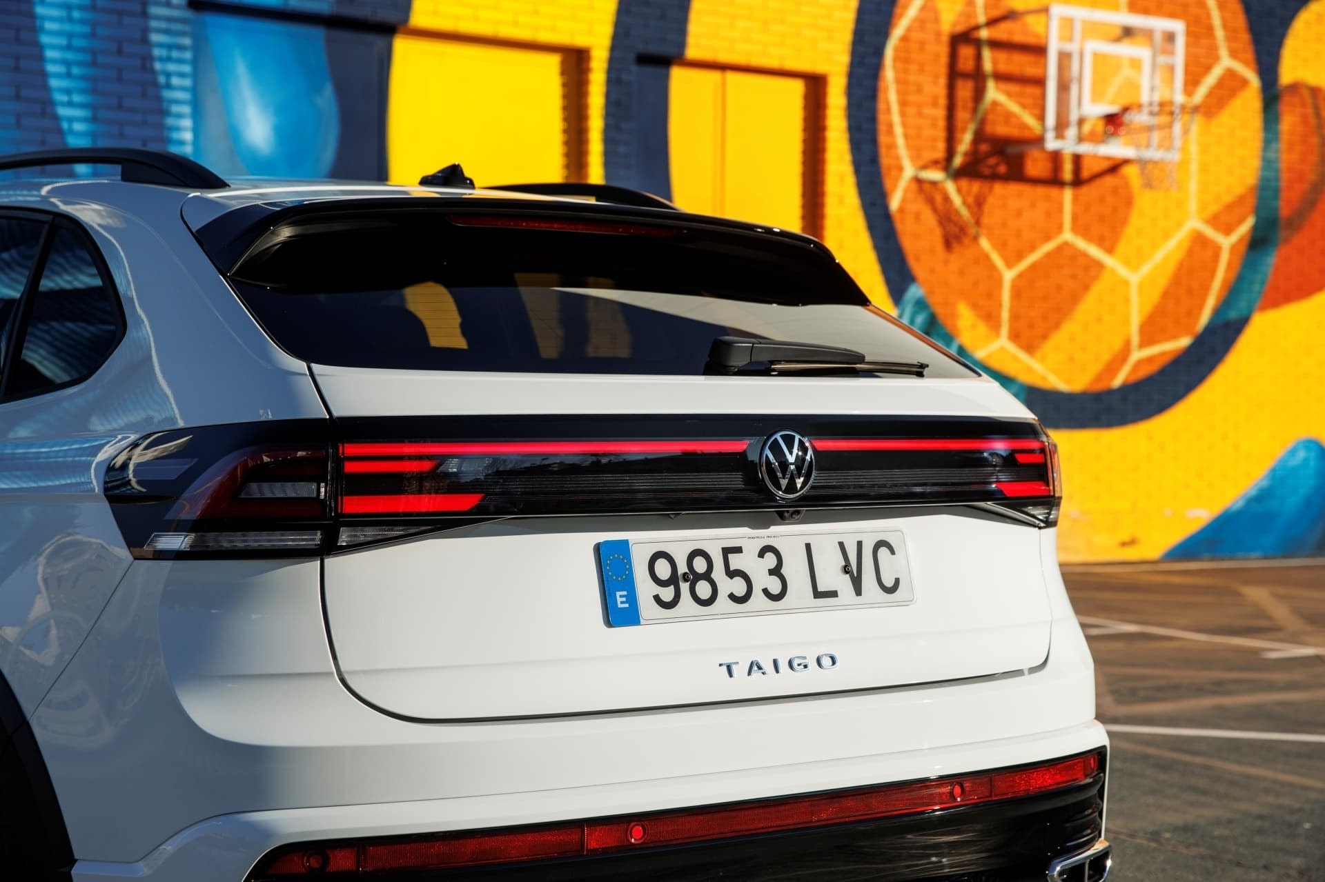 Vista posterior del Volkswagen Taigo en color blanco