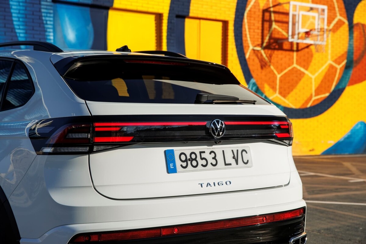 Vista posterior del Volkswagen Taigo en color blanco Vista posterior del Volkswagen Taigo en color blanco