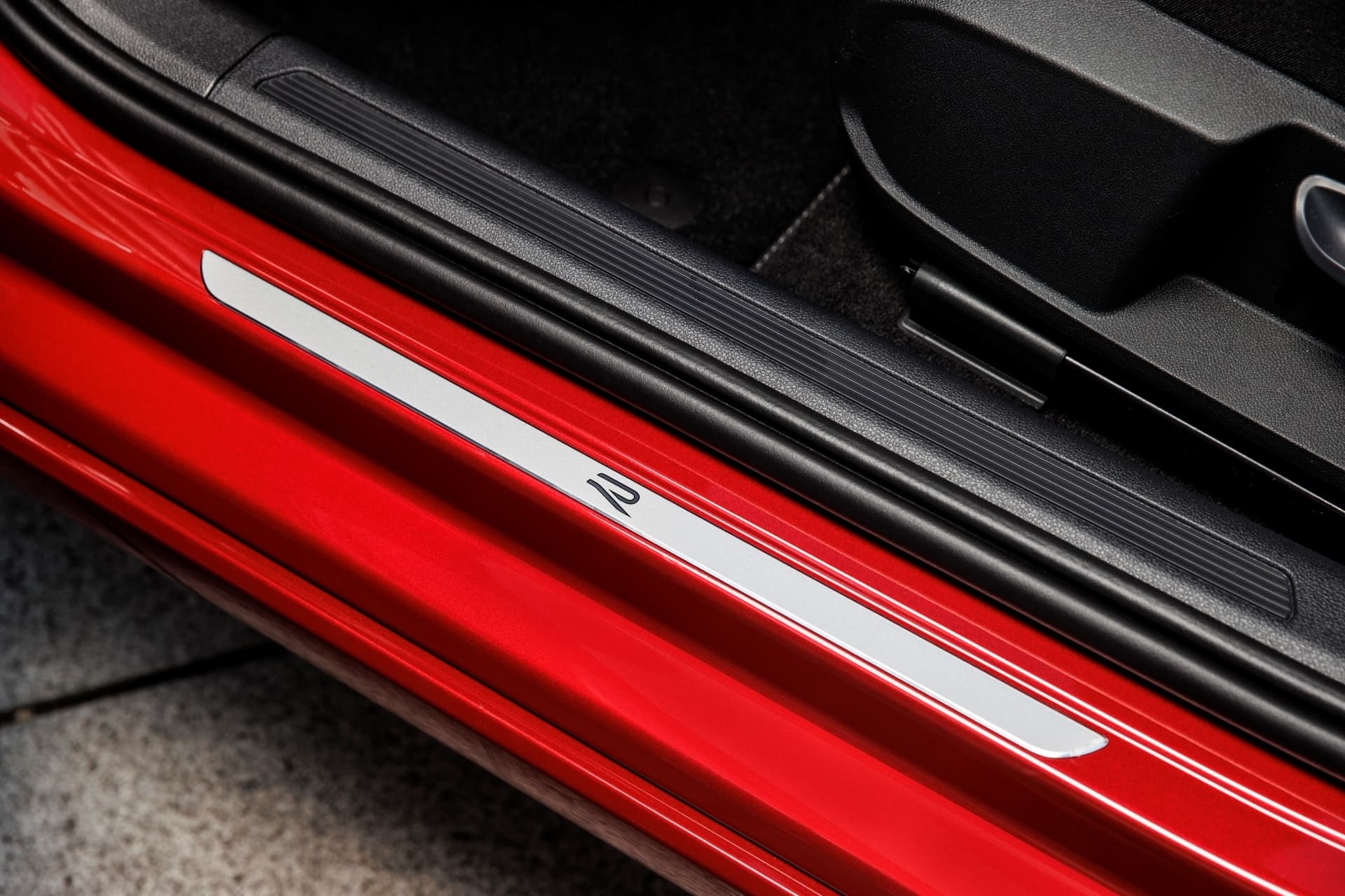 Umbral de puerta con iluminación y logo distintivo VW.